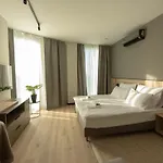 Sarnia Point Prestige * فروتسواف